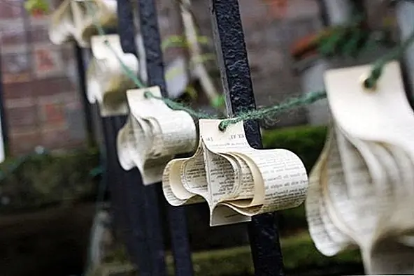 Вам не обязательно нужно много материалов, чтобы сделать красивую и оригинальную гирлянду. Например, это сделано из бумаги, и это легко найти. Вам просто нужны газеты или журналы. Инструкции не нужны, так как вы можете сами определить шаги. {Найден на сайте}.