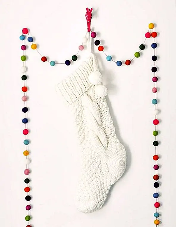 Эта очень симпатичная фетровая гирлянда - это то, что вы можете использовать в качестве украшения не только для Рождества, но и для всех видов других случаев. Он выглядит прекрасно, особенно со всеми этими разными цветами и со всеми маленькими круглыми шарами. {Найден на mysparkle}.