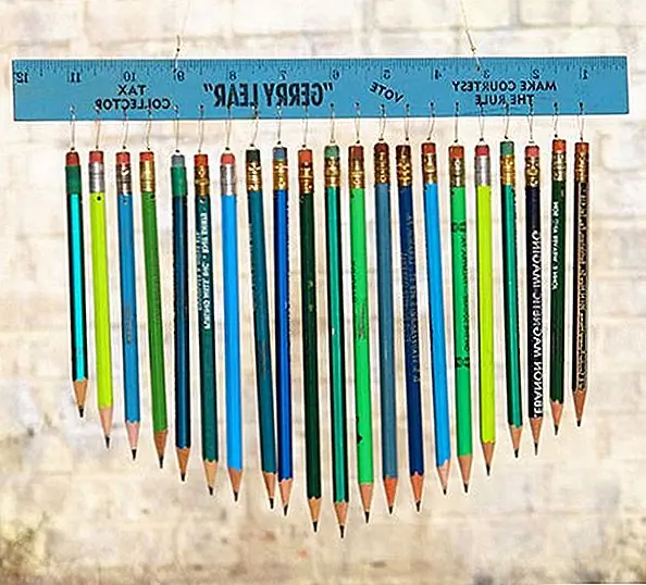 Вы также можете сделать звуки ветра из того, что у вас на столе. Например, возьмите линейку и используйте ее в качестве основы и повесьте из нее красочные карандаши. Эти старинные карандаши действительно делают звонок красивым.