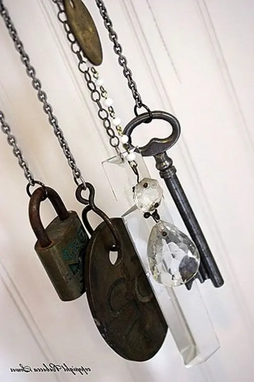 Быть практичным и превращать мусор в что-то красивое. Найдите всевозможные старые кусочки, которые вам не нужны, и соедините их в ветеран. Он будет выглядеть более интересным, чем вы думаете, и он также будет привлекательным. {Найден на rebeccasower}.