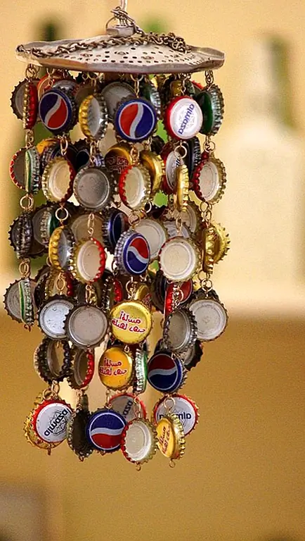 Когда вы открываете бутылку соды или пива, не выбрасывайте кепку. Когда у вас будет достаточно, вы сможете сделать замечательный ветер, как этот. Это очень оригинально и уникально. {Найдено на flickr}.