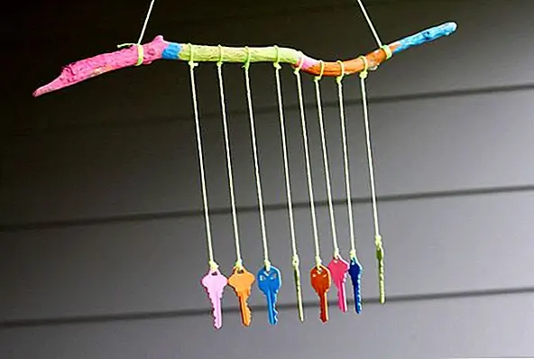 Если у вас есть запасные ключи или ключи, которые вам больше не нужны, возьмите немного краски, дайте им макияж и повесьте их из ветки. Вы получите отличный звуковой сигнал. Просто убедитесь, что вы не включили ключ в свой дом там. {Found on innerchildfun}.