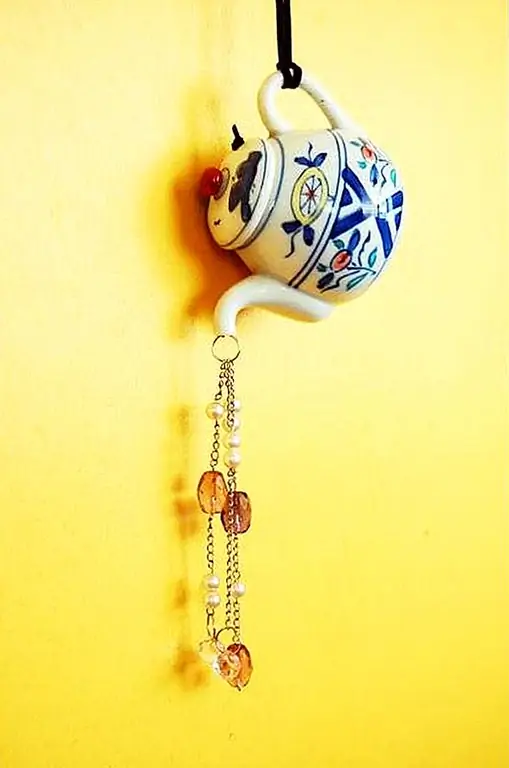 Вот еще одна хорошая идея. Используйте чайник с крышкой, некоторые бусины, цепочку, застежку для шнура, шнур и кольца для прыжков и используйте их для хорошего использования. Вы получите звуковой сигнал ветра, который будет хорошо выглядеть как в помещении, так и на улице. {Найден на сайте}.