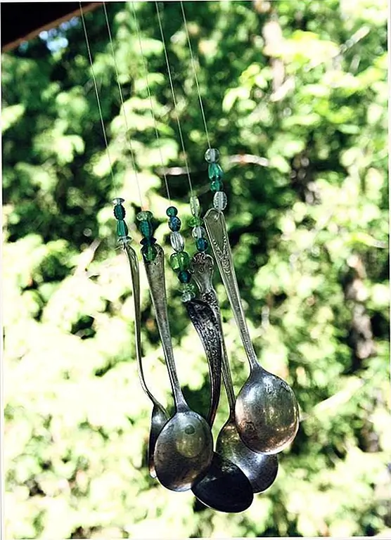 Это серебряный лосось, и это довольно изобретательно. Ложки висят от основания, сделанного из вилки. У них есть бусины на их концах для некоторого дополнительного шарма. {Найден на frecklednest}.