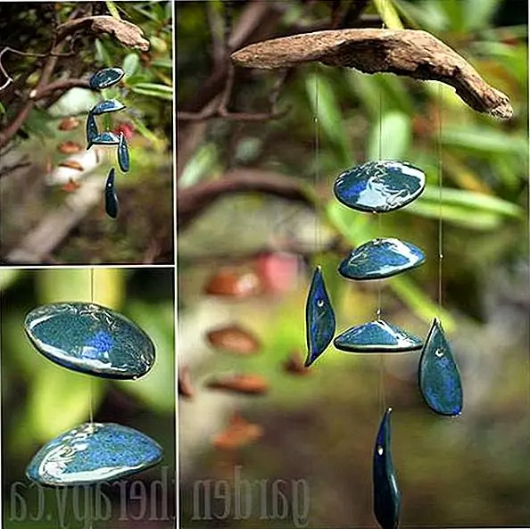 Этот звуковой сигнал ветра очень прост, но он также очень шикарный и красивый. Это сделано из высушенной ветки или коряги, глиняных фигур, лески и бусинок. Это выглядело бы великолепно в саду, свисающем с дерева. {Найден на гардентерапии}.