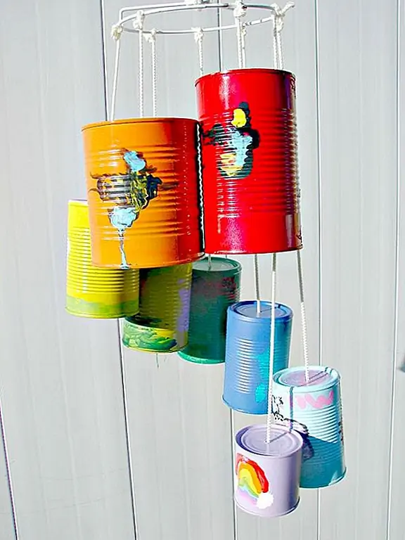 Если у вас есть какие-то пустые металлические банки вокруг дома, они могут быть полезны также для звонка ветра. Просто нарисуйте их каждый разный цвет, сделайте крошечное отверстие на дне и повесьте их веревкой или ниткой. Используйте обруч вязания крючком или любую другую круговую фигуру в качестве основы. {Найдено на designdazzle}.