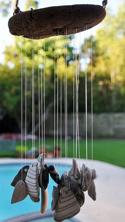 Вы также можете принять более органичный подход. Используйте кусок коряги и некоторые красивые раковины. Просверлите крошечные отверстия в коряге и прикрепите полку с резьбой борта. {Найдено на poindextr}.