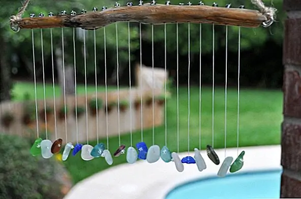 Галстуки из стекловолокна также могут использоваться для аналогичного проекта. Сделайте крошечные отверстия в каждом из них и вставьте прозрачную нить. Затем повесьте их из куска коряги и добавьте шарик в конец, чтобы закрепить узел.