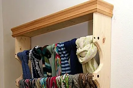 Конечно, есть также возможность построить свою собственную стойку для шарфов. Вы можете сделать это из дерева, и вы найдете подробное описание всего проекта на doityourself. Вам понадобится циркулярная пила, чтобы вырезать доски, если вы хотите, чтобы организатор выглядел схожим с этим. Медные трубы будут использоваться в качестве опор для шарфов.