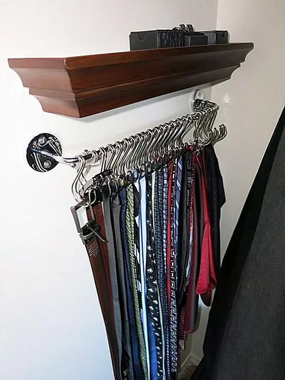Такая же система может оказаться очень эффективной и практичной, когда дело касается связей. Оба ремня и галстуки можно хранить и организовывать таким образом. Для этого вы можете использовать простую вешалку для полотенец, а затем добавить столько крючков S, сколько вам нужно. Получите некоторые дополнительные, только если ваша коллекция будет расти.