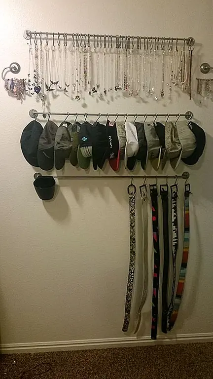 Вы можете иметь несколько рельсов, установленных на стене или внутри шкафа, и использовать их для разных целей. Например, можно быть для шляп, один для ремней, а другой для шарфов или для ожерелий. Используйте крючки разных размеров, в зависимости от того, что нужно хранить.