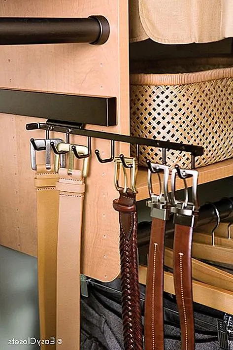 Если вы хотите быть более практичным, проверьте эту слайдерную стойку. Он скользит внутрь и наружу, и вы можете добавить его в свой шкаф. Ремни не занимают много места, и они не будут мешать. Просто найдите хорошее место для этого органайзера. Вы можете настроить его разными способами.