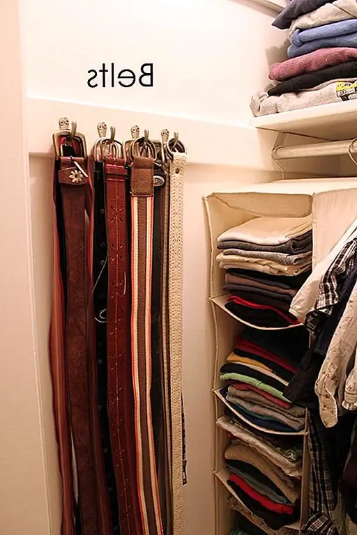 Если вы не хотите иметь дополнительный рельс или стержень в своем шкафу или на стене, другим решением может быть использование простых настенных крючков. Они могут быть прикреплены к внутренней части дверцы шкафа или в любом месте, где вы можете найти свободное место. Вы можете хранить несколько ремней на одном крючке, если они достаточно большие, и их также можно использовать для шарфов.