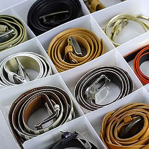 Другой вариант заключается в том, чтобы ваши ремни были сохранены в ящике. Конечно, вы не можете просто бросить их всех там. Вам придется использовать разделители. У каждого пояса будет свое небольшое пространство. Поэтому сверните их и аккуратно упорядочите их по цвету, размеру, стилю или, тем более, что вы хотите. Вы можете сделать разделители из картона или купить их.