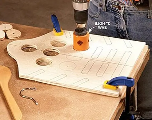 Давайте посмотрим, как вы можете создать свой собственный органайзер, чтобы вы могли хорошо отображать коллекцию шарфов. Если вы будете следовать руководству по prohandmade, вам понадобится кусок фанеры, деревянная вешалка, пила, с помощью которой вы можете вырезать 2 