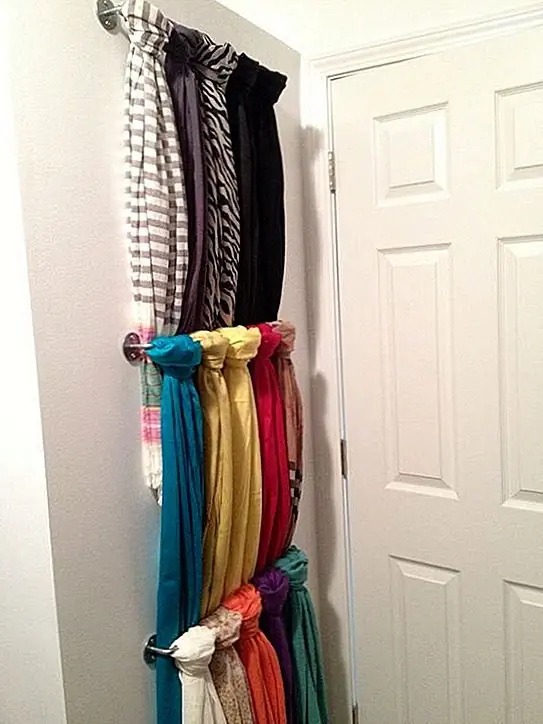 Простые стержни могут быть действительно практичными. В зависимости от того, насколько велика она, стержень может содержать как минимум пять шарфов. Вам просто нужно зацитировать их вокруг стержня и сделать свободный узел. Если шарф слишком длинный, сложите его в два или три. {Найденный на thesnug}.