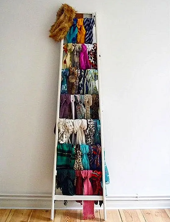 Если у вас есть лестница и не знаете, как хорошо ее использовать в декоре вашего дома, не стесняйтесь превращать ее в организатора для вашей большой коллекции шарфов. Все, что вам нужно сделать, это найти хорошее место для лестницы, а затем просто завязать шарфы вокруг каждой ступени. Вы могли бы организовать свои шарфы по цвету, сезону или, как вам угодно.
