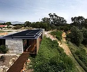 Инновационный семейный дом, построенный из восстановленных бетонных блоков