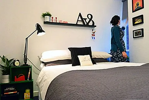 Основная идея этого проекта заключалась в создании простого и чистого интерьера. Владелец, который также является художником, нуждался в каком-то месте, где она могла показать свою коллекцию уникальных предметов, которые она собрала на протяжении многих лет. Поскольку бюджет был небольшим, клиент был обеспокоен тем, что его будет недостаточно. Чтобы свести расходы к минимуму, дизайнер решил использовать старинную мебель и перекрашенную мебель, найденную на блошиных рынках и аукционах. Ремонт был очень успешным. Квартира имеет совершенно новый вид. Он выглядит свежим, простым, элегантным и ярким. {Найден на designposge}.