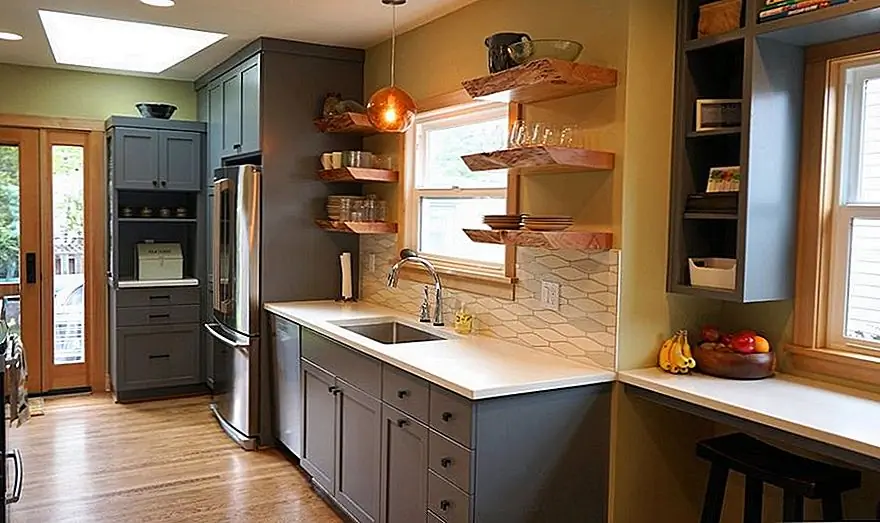 Но давайте предположим, что у вас уже есть набор журнальных стеллажей. Неважно, сделаете ли вы их сами, если вы их купите, или если у вас есть таможня, сделанная кем-то другим. На чем мы остановимся, это декор. Полки для журналов - это прекрасный и простой способ добавить тепло к простому и функциональному декору, например, в случае кухни. {Found on encircledesignbuild}.