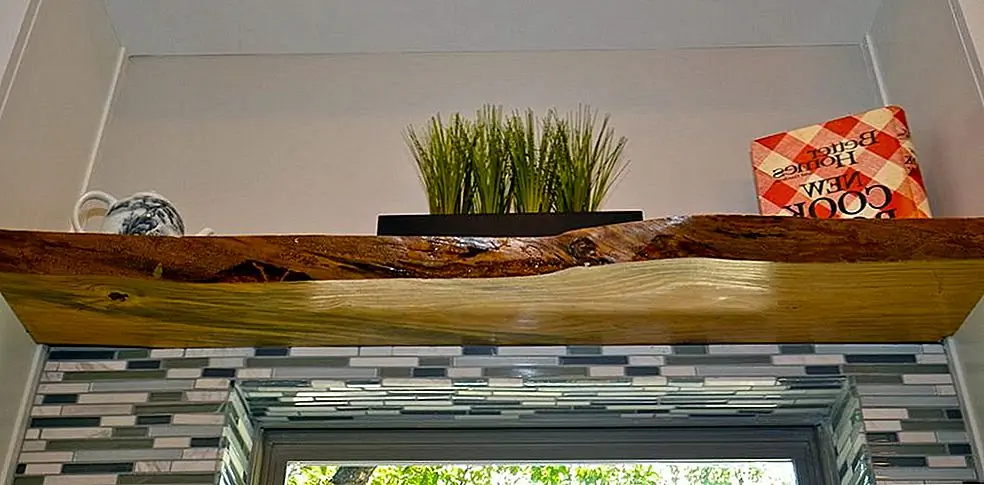 Одна живая полка может изменить всю комнату. Это не обязательно связано с визуальным воздействием на полку на декорации комнаты, насколько это касается того, как она влияет на атмосферу в комнате. Верхняя полка, расположенная над окном, добавляет дополнительное пространство и в то же время дает комнате более приятное ощущение. {Найдено на isarkstudio}.