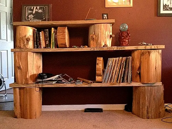 Эта конструкция берет концепцию полки журналов на совершенно новый уровень. Фактические бревна используются в качестве опорных конструкций для стеллажной системы. Бревна больше внизу и меньше в верхней части. Весь блок выглядит уникально, и это влияет на все пространство в результате его привлекательного дизайна. Это тип дизайна, который можно легко трансформировать в проект DIY и адаптировать к определенной настройке.