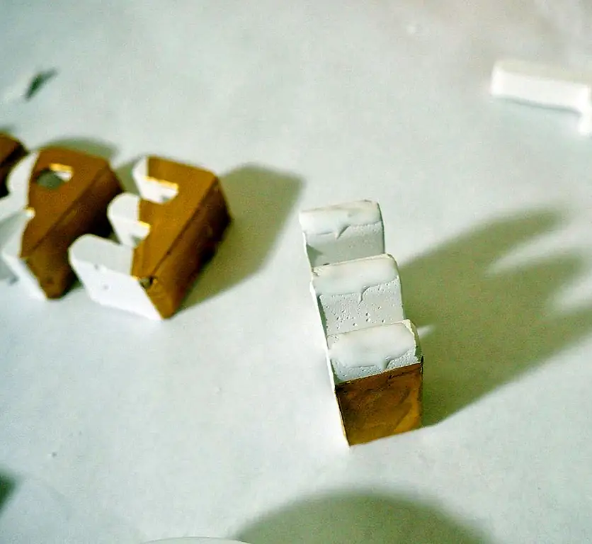 5. Как только ваши письма будут установлены, вы можете пойти и нарисовать вершины из них. Опять же, для этого я использовал золото. Я нарисовал диагональ через середину письма, а затем наполнился оттуда золотом. Дайте высохнуть.