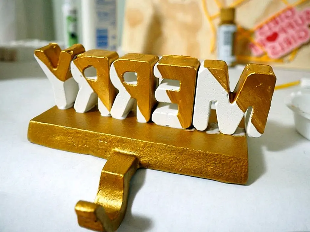 6. Как только ваша база и буквы полностью высохнут, вы можете идти вперед и склеивать свои письма. Я наложил большое количество клея на нижнюю часть каждой из букв и прочно прижал их к основанию. Для M и Y я также прикладываю клей на боковые стороны, касаясь других букв, чтобы защитить эти буквы, поскольку они частично отрывались от основания. Перед использованием полностью высушить.