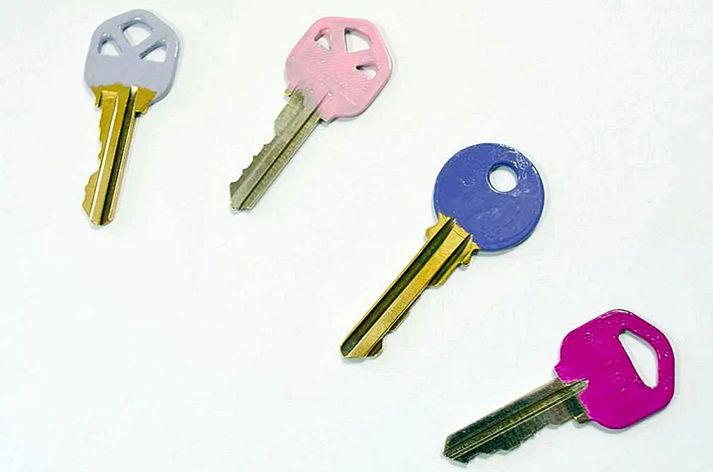 Как только они полностью высохнут - начните показывать их! Через некоторое время им обязательно понадобится прикосновение, но самое главное, вы можете отключить цвета! Просто используйте некоторые средства для удаления лака для снятия старого цвета и заново заново!