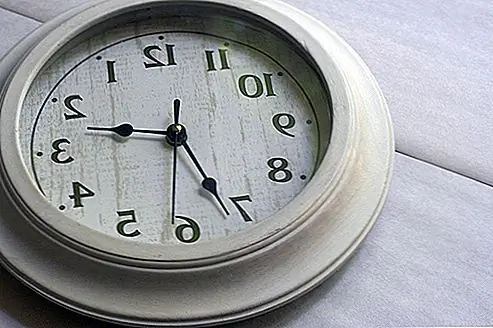 Извлеките аккумулятор и винты с тыльной стороны часов. Задняя часть должна отходить от рамы, обнажая часовые стрелки. Осмотрите свои часы, чтобы определить, как удалить руки. Обращайте пристальное внимание на то, как вы все обойдете; потому что вам придется вернуть его вместе!