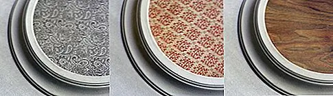 Поверните круг бумаги лицевой стороной вниз и центрируйте заднюю часть часов на бумаге. Проследите за маленьким центральным отверстием (когда часы нажимают на часы назад) на бумаге и вырежьте его.