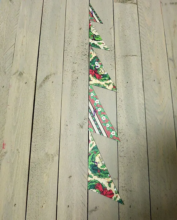 Шаг третий: 5 треугольников, созданных на втором шаге, теперь являются шаблонами для дерева. Выровняйте их на доске, чтобы убедиться, что вы довольны размерами и формами. Количество треугольников 1-5.