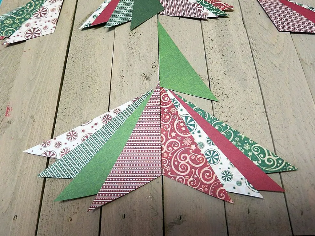 Шаг шесть: повторите шаг пять со следующими меньшими треугольниками. Продолжайте склеивать треугольники на месте, пока дерево не будет завершено.