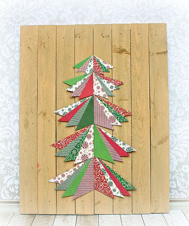 Как только все треугольники на месте, вы можете использовать больше клея, чтобы прикрепить их более надежно, если это необходимо. Этот красивый документ, созданный проектом, забавна. Мне нравится неожиданный геометрический дизайн, и он добавляет поп-цвета в свой деревенский праздничный декор!