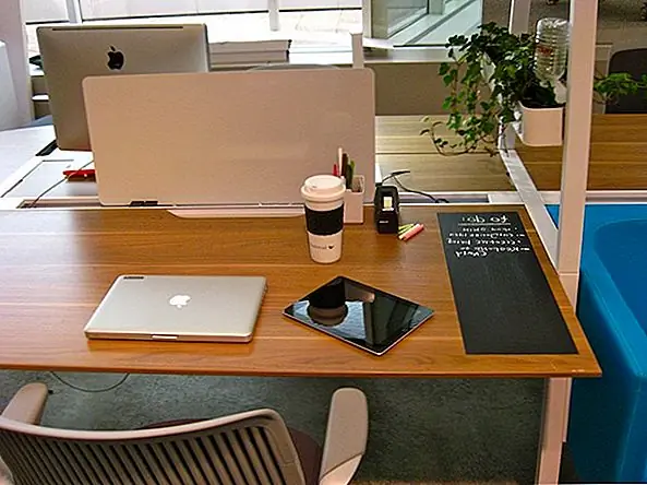 Дайте краске высохнуть около 48 часов. Это самая сложная часть. После того, как он полностью высохнет, аккуратно отделите маскировочную ленту, и вы получите совершенно квадратную доску (или ту форму, которую вы решили создать). А теперь самое интересное: купите мел и начните писать. Теперь вы можете быть более организованным и иметь свою собственную доску. Относительно легко сделать одну и самую лучшую роль в том, что у вас есть свобода сделать именно то, как вы этого хотите. Это весело и практично. {Found on myturnstone}