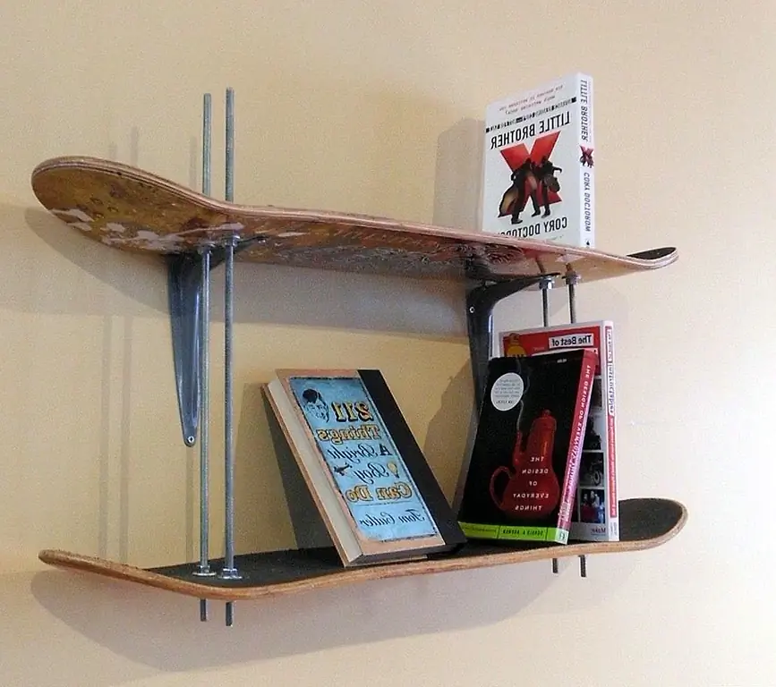 Но обычно проекты DIY проще. Проверьте Instructables, и вы найдете учебник о том, как поднимать парочку старых скейтбордов и превращать их в уникальную книжную полку, которую вы можете установить на стене. Вам понадобятся резьбовые шпильки, болты, шайбы, кронштейны, дрель и два скейтборда.