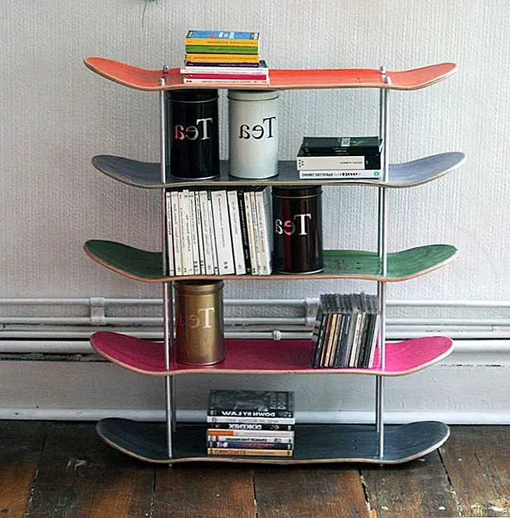 Если вы хотите, вы можете использовать более двух скейтбордов для аналогичной цели. Стеллажное устройство может быть самостоятельной частью, которую вы можете катить. Фактически, эта функция сделала бы ее очень практичной в библиотеке или чтении. Каждый скейтборд может быть окрашен в другой цвет для привлекательного вида.