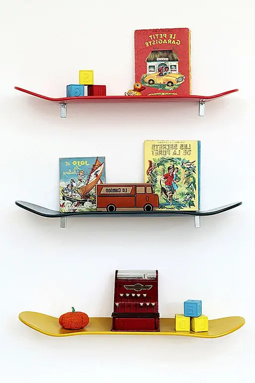 Кроме того, вам не обязательно быть скейтбордистом, похожим на эти полки. Чем проще скейтборды, тем более универсальными будут полки. Они не выглядели бы из места в домашнем офисе, в непринужденной гостиной или в подростковой или детской комнате. Боббибрат иллюстрирует, как полки для скейтборда могут быть интегрированы в декор детской комнаты.