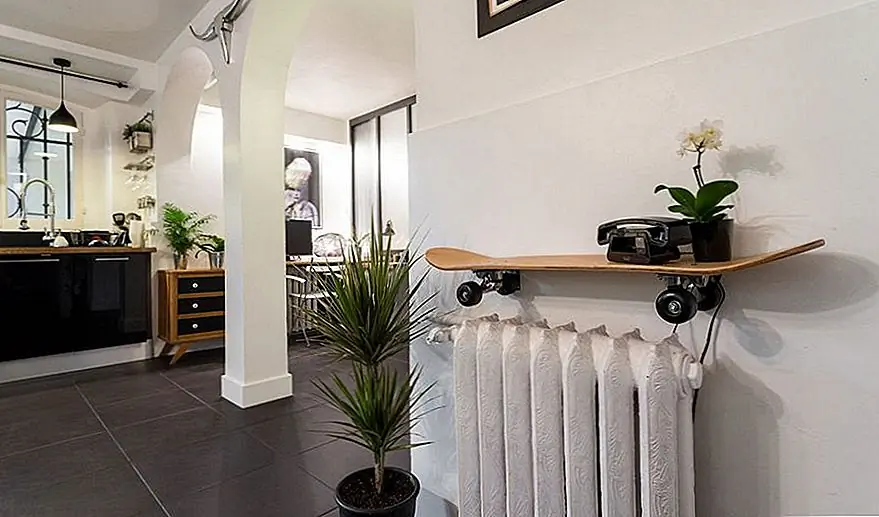 На стенах вашего дома есть много мест, где полка для скейтборда может соответствовать изысканно. Как площадь над радиатором, стены в коридоре, в подъезде, в ванной или даже в спальне, если вы считаете, что это будет подходящим дополнением. В повседневной и современной среде такой элемент не обязательно рассматривается как нечетная особенность. {Найден на franckminieri}.