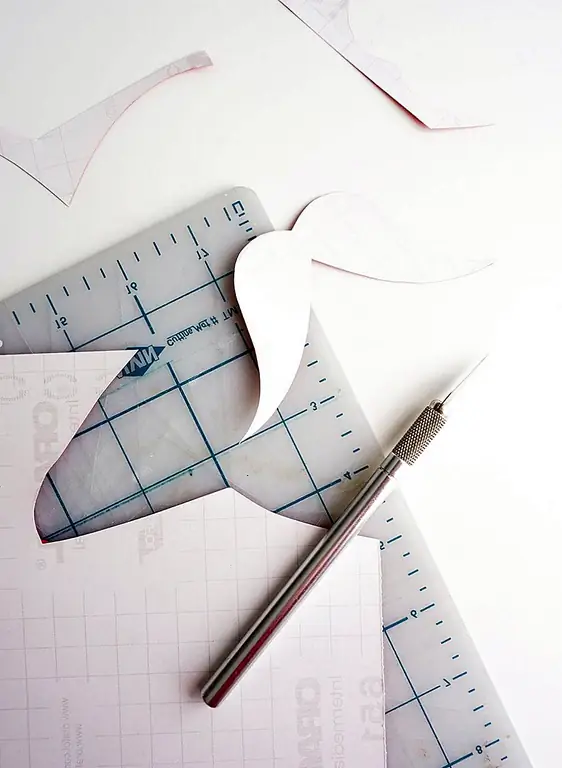 3. Теперь аккуратно вырежьте силуэт винилового адгезива, поэтому у вас есть наклейка с усами или губами.