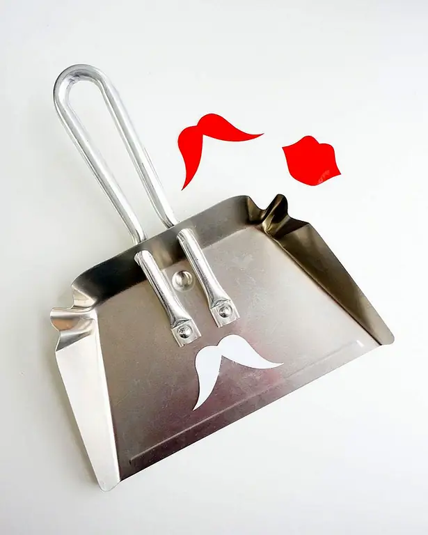 4. Тщательно очистите поверхность пылесоса, удалив оригинальную этикетку и любой поверхностный мусор. Отрежьте белую подложку на виниловой наклейке и положите ее на средний центр плоской части пылесоса, чуть ниже двух «глаз», образованных металлическими ручками. Плотно нажмите вниз, работая от центра наклейки до краев. Если появляются какие-либо пузырьки, просто продолжайте работать с ними по краям. Винил является постоянным, поэтому он будет выдерживать легкое протирание водой по мере необходимости.