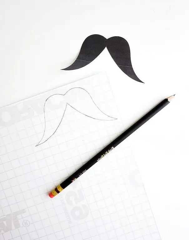 2. Поместите шаблон выреза на заднюю сторону постоянного клейкого винила и проследите силуэт.