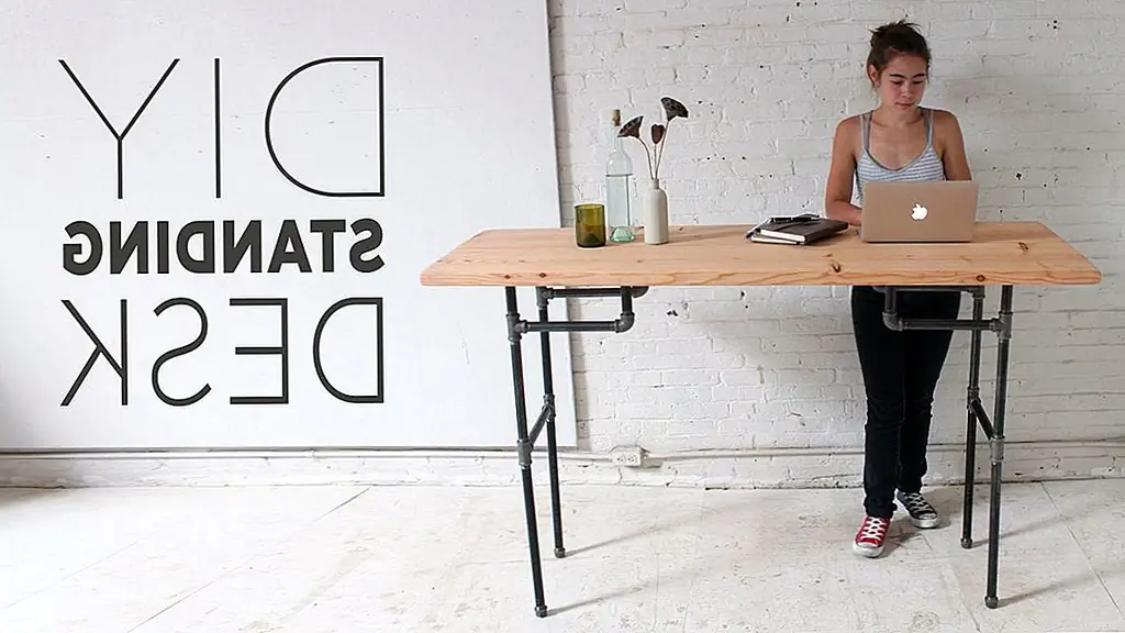 Стоячие столы действительно популярны прямо сейчас, но они также обычно очень дороги. Если вы не хотите тратить целое состояние на стоячем столе, альтернативой является его создание. У нас есть отличные планы, которые мы можем поделиться с вами. Ознакомьтесь с этим руководством, в котором показано, как сделать стол, используя трубы и дерево. Используйте трубы, чтобы собрать базу и сделать ее такой же высокой, как вы этого хотите. Если вы приложите свой ум к этому, вы даже можете сделать стол с регулируемой высотой.