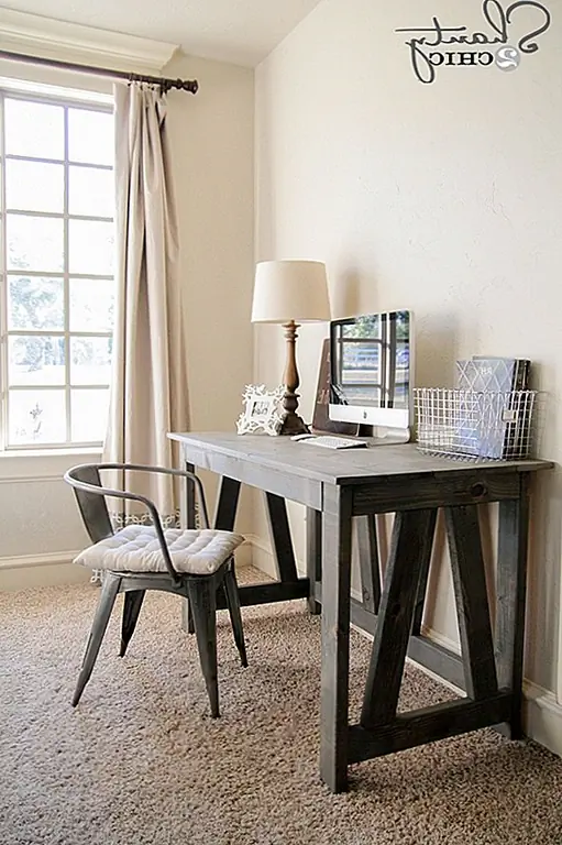 Планы настольных игр на Shanty-2-chic идеально подходят, если вы предпочитаете письменный стол, который выглядит солидным и имеет тонкое ощущение деревенского стиля. Как указано в инструкциях, все, что вам нужно для этого проекта, - это шесть 2 × 4 и три платы размером 1 × 6. Конечно, вы должны добавить в список некоторые инструменты, такие как пила и сверло, а также некоторые винты. Нам очень нравится крепкий вид этого стола. Он имеет сильное присутствие, и он идеально подходит для традиционных декоров, хотя в современной обстановке он выглядел бы плохо.