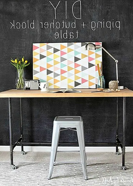 За эти годы мы поняли, что работа с трубами очень удовлетворительна. Они невероятно универсальны и легко интегрируются во множество различных проектов DIY, многие из которых связаны с мебелью. При этом здесь мы находимся с замечательным учебником, который был распространен на Housebyhoff. Это идеальный вызов для начинающих. Как вы увидите, когда вы изучаете учебник, план стола прост и необходимые материалы на самом деле не так много. Вам нужен только деревянный верх, некоторые трубы и фитинги, винты, ролики (опционально) и некоторые базовые инструменты.