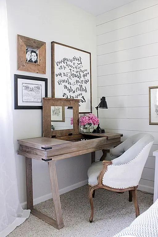 Если вы ищете что-то более сложное, но все же простое, ознакомьтесь с табличными планами от Shadesofblueinteriors. Они учат вас, как построить стол со встроенными отсеками для хранения. Верх состоит из трех панелей, которые можно поднимать отдельно. Каждый из них показывает внутреннее отделение для хранения и зеркало, прикрепленное к задней панели. Вы можете пропустить зеркало, если вы не планируете использовать это как трюк для макияжа.