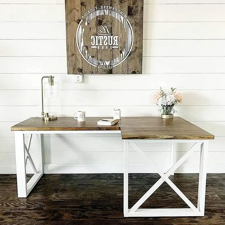 Планирование строительства углового стола? L-образный рабочий стол был бы хорошим вариантом для такой конфигурации. На самом деле, это также практичный дизайн для общего стола. Его можно разделить на две части и удобно использовать двумя людьми. Вы можете найти планы этого проекта на Handmade-haven. Они проведут вас через все этапы, и они покажут вам, как построить этот стол с нуля. Существует множество способов персонализации стола. Например, вы можете нарисовать основу любого цвета, который вы предпочитаете, или вместо этого использовать дерево.