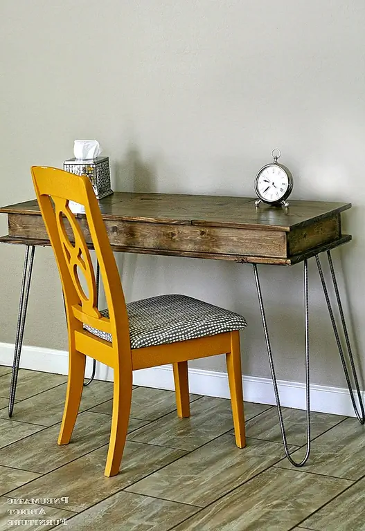 Мы также нашли отличные настольные планы на Pneumaticaddict. На самом деле это комбинация некоторых идей, которые мы представили отдельно. Это стол со шпилечными ножками и трехсекционный верх с панелями, которые показывают отсеки для хранения.Вы можете использовать его как трюк для макияжа или рабочий стол. В любом случае, это действительно практично, а шпильки придают ему женственный и нежный внешний вид, который контрастирует с дизайном деревянной верхней секции. Кроме того, вы должны подумать об использовании регенерированной древесины, чтобы дать стол уникальному персонажу. Возможно, вы можете переделать деревянный поддон для этого конкретного проекта.