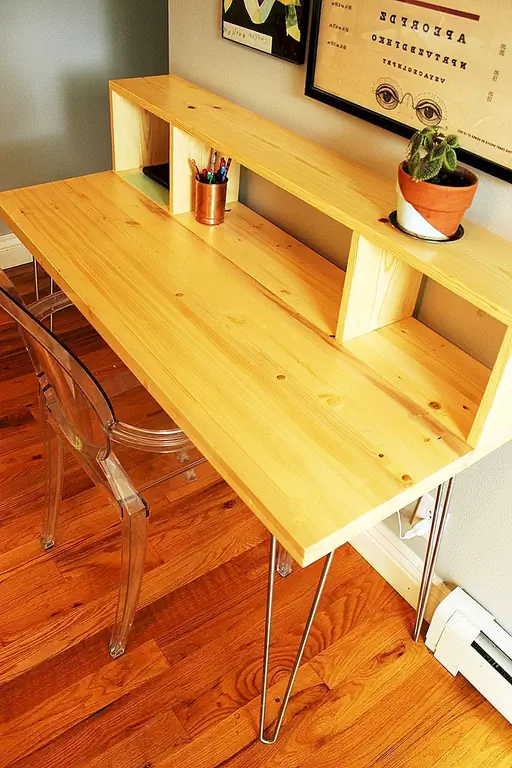 Первый стол для DIY, который мы хотели бы показать вам сегодня, имеет шпильки и прохладную полку для хранения и отображения вещей. Легко собрать что-то подобное, и вы можете сказать, просто взглянув на планы стола. Во-первых, собрать предметы: четыре шпильки, несколько пиломатериалов, деревянные винты, клей, зажимы и отделка по вашему выбору, которые могут быть краской, деревом или прозрачным слоем. Ознакомьтесь с полным руководством, чтобы узнать больше об этом современном столе.