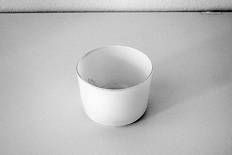 2. Подготовьте свою бетонную смесь, следуя инструкциям на упаковке. Я смешал бетон с порошком воды в пластиковом контейнере, используя деревянную палочку. Убедитесь, что смесь плотная, прежде чем перейти к следующему этапу.